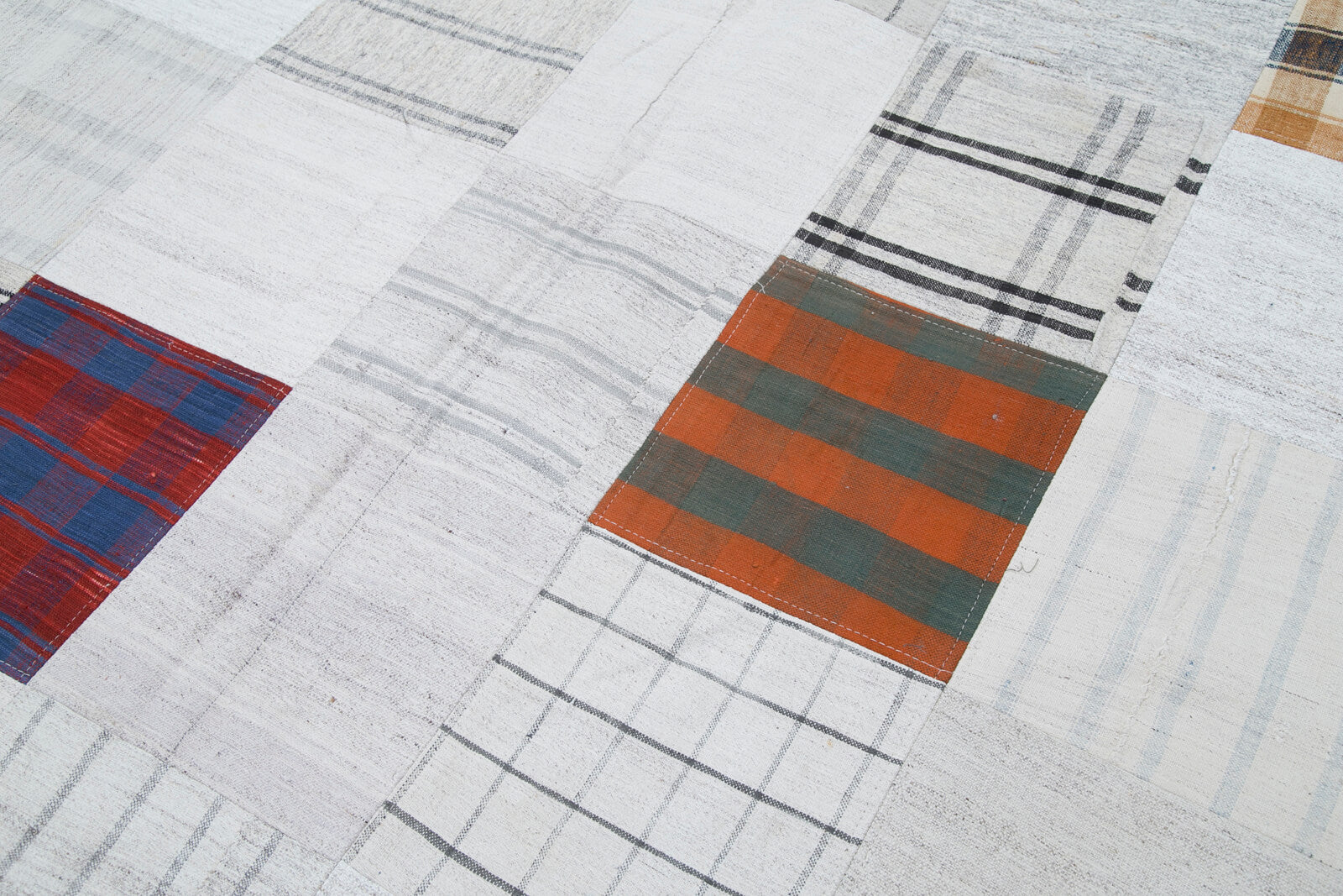 7x10 White Kilim Patchwork Rug - 30350