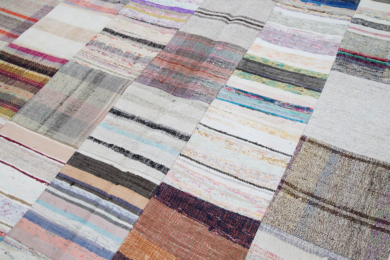 7x10 White Kilim Patchwork Rug - 30368
